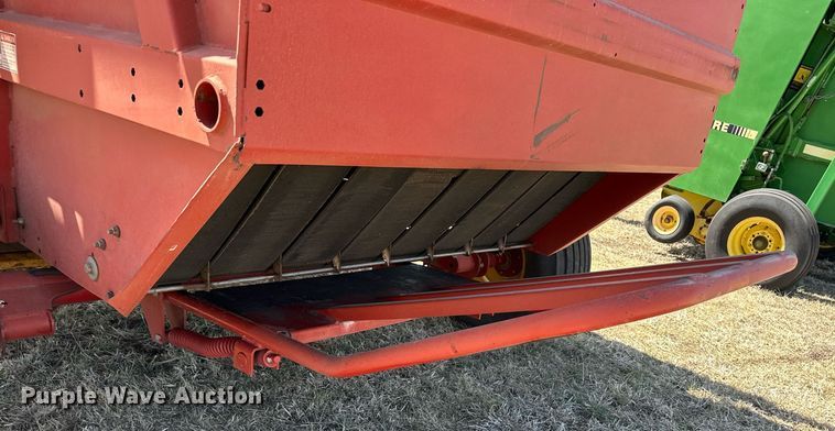 image for item EQ4572 New Holland BR780 round baler