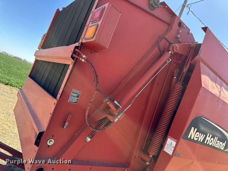 image for item EQ4572 New Holland BR780 round baler
