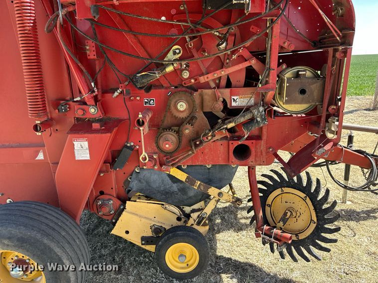 image for item EQ4572 New Holland BR780 round baler