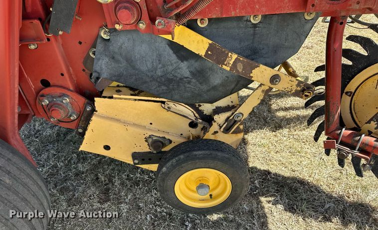 image for item EQ4572 New Holland BR780 round baler