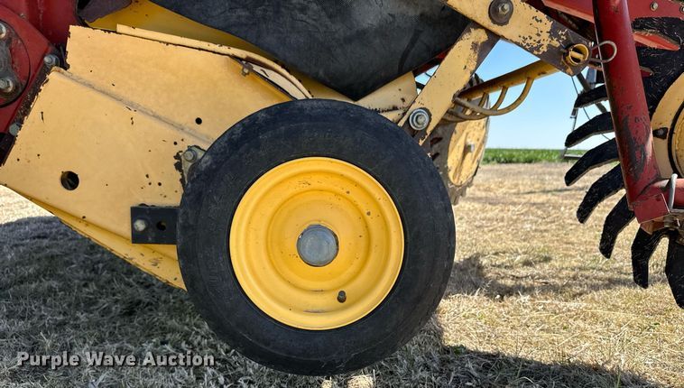 image for item EQ4572 New Holland BR780 round baler