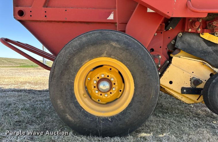 image for item EQ4572 New Holland BR780 round baler