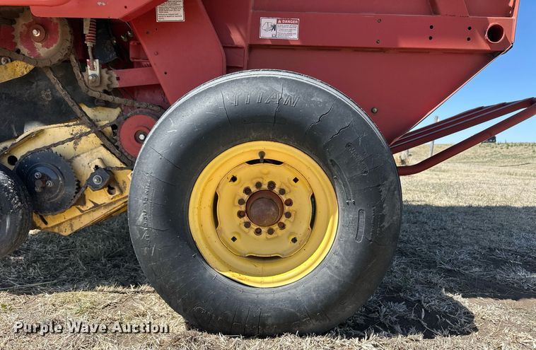 image for item EQ4572 New Holland BR780 round baler
