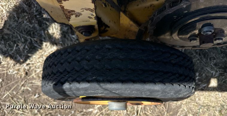 image for item EQ4572 New Holland BR780 round baler