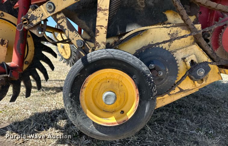 image for item EQ4572 New Holland BR780 round baler