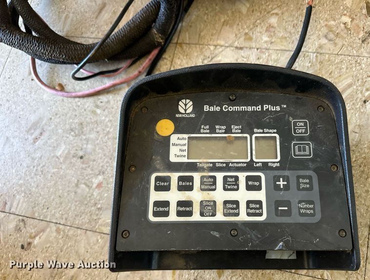 image for item EQ4572 New Holland BR780 round baler