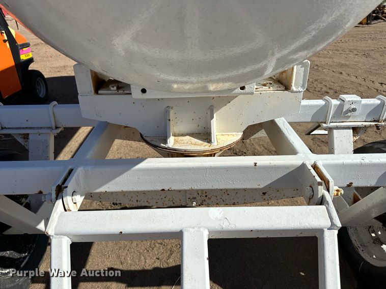 image for item EQ4633 NH3 tank trailer