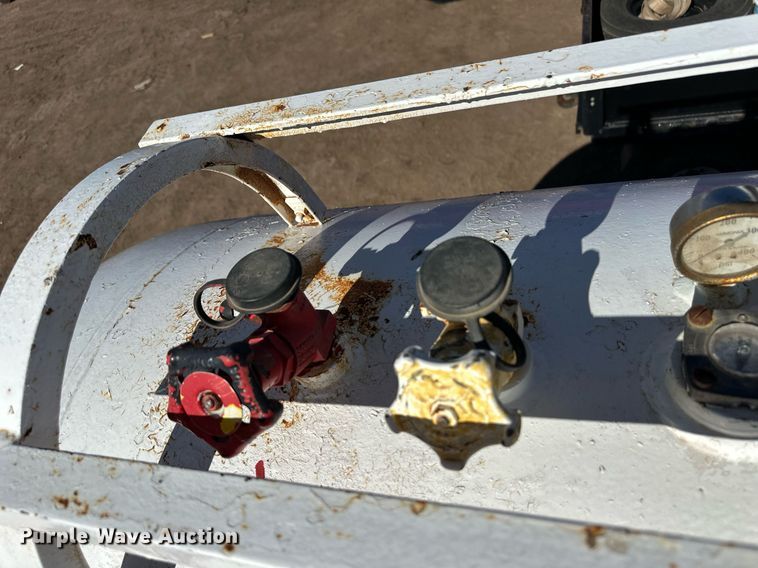 image for item EQ4633 NH3 tank trailer