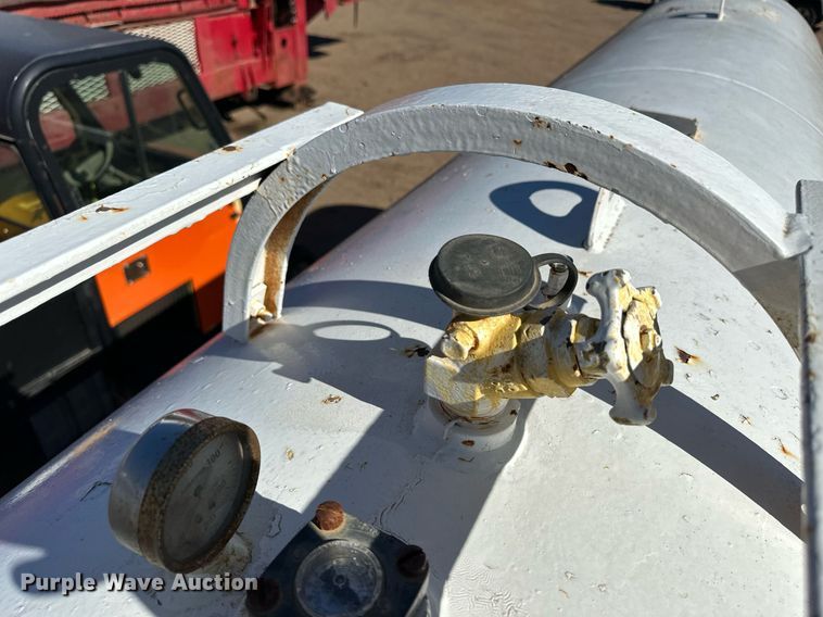 image for item EQ4633 NH3 tank trailer