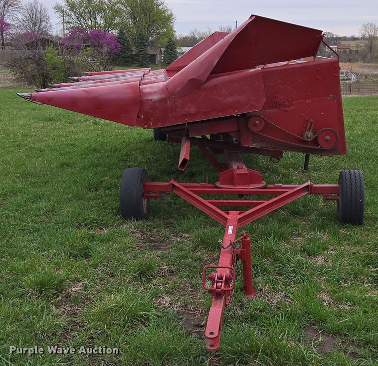 image for item EQ6995 Case 1063 corn head