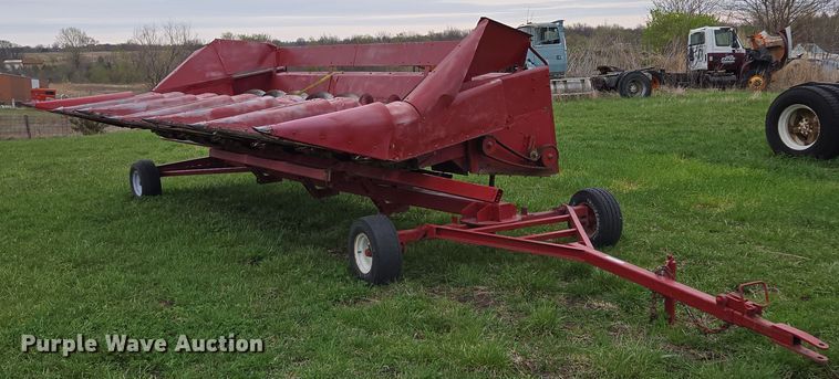 image for item EQ6995 Case 1063 corn head