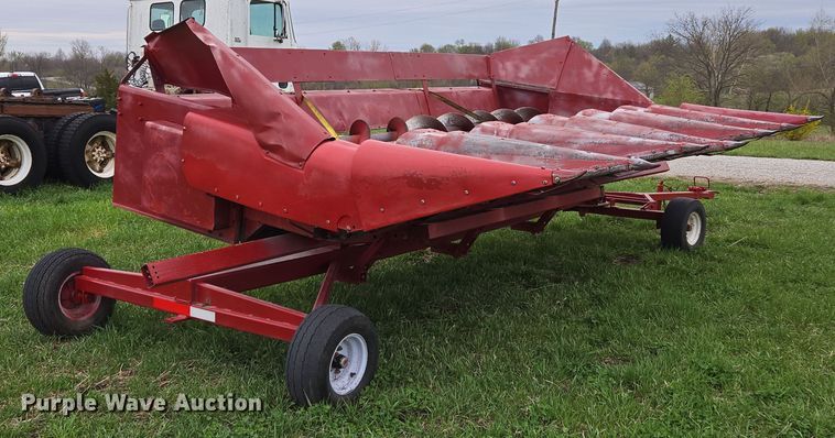 image for item EQ6995 Case 1063 corn head