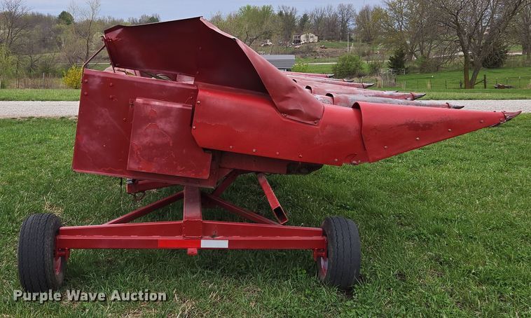 image for item EQ6995 Case 1063 corn head