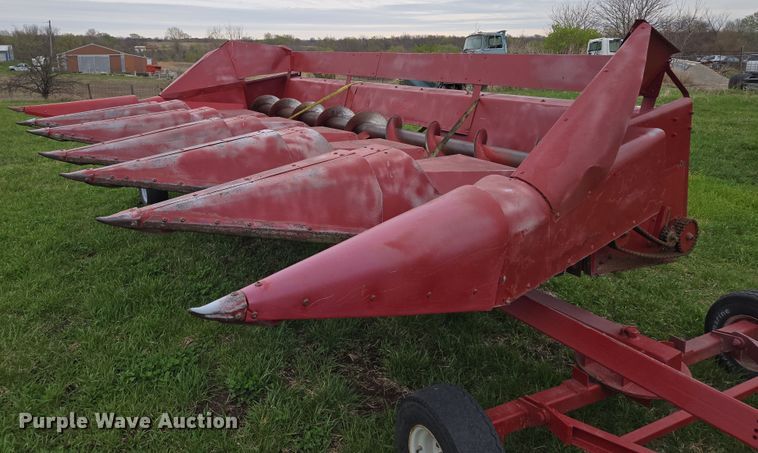 image for item EQ6995 Case 1063 corn head