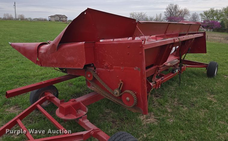 image for item EQ6995 Case 1063 corn head