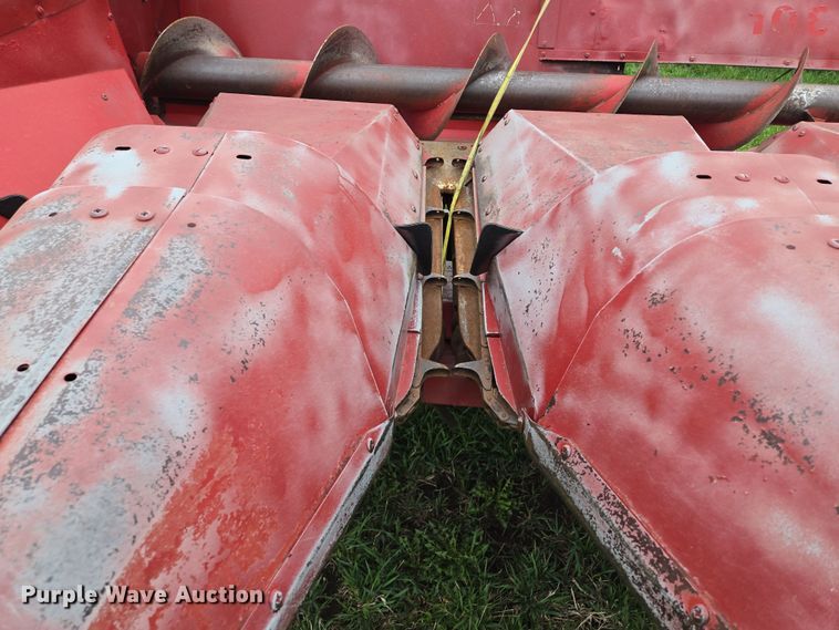 image for item EQ6995 Case 1063 corn head