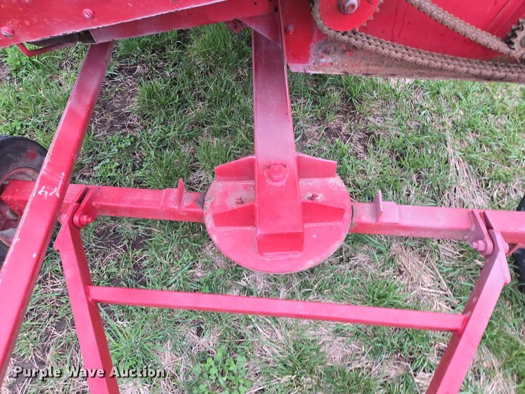 image for item EQ6995 Case 1063 corn head