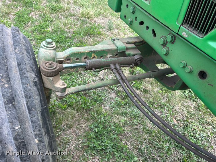 image for item ND9403 1997 John Deere 7210 tractor