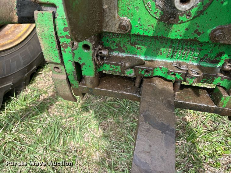 image for item ND9403 1997 John Deere 7210 tractor