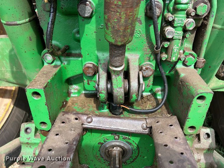 image for item ND9403 1997 John Deere 7210 tractor