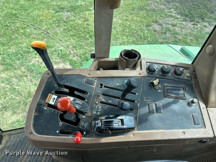 image for item ND9403 1997 John Deere 7210 tractor