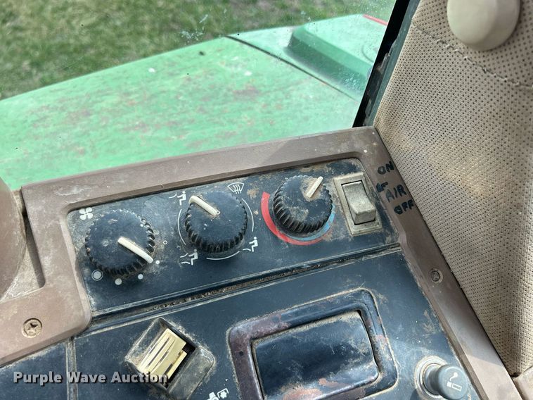 image for item ND9403 1997 John Deere 7210 tractor