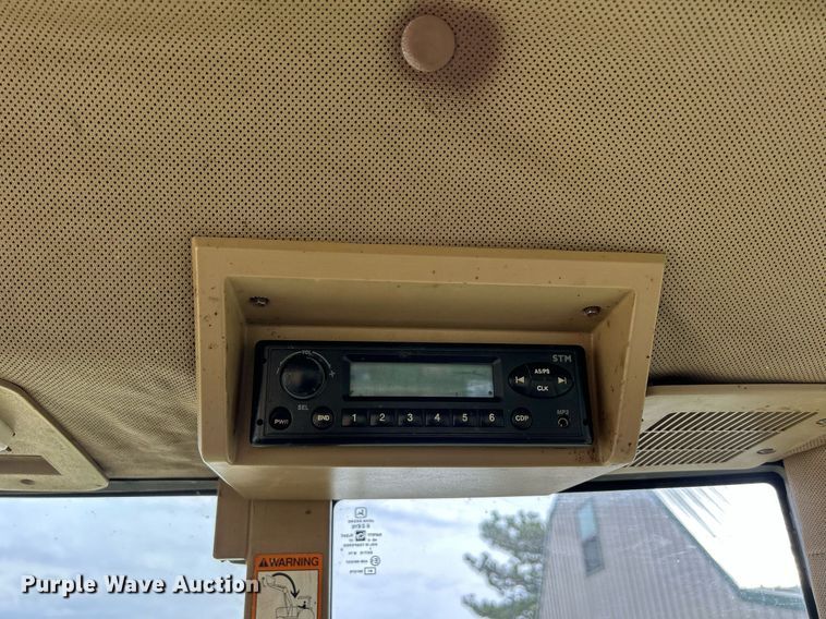 image for item ND9403 1997 John Deere 7210 tractor