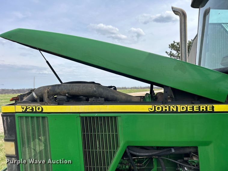 image for item ND9403 1997 John Deere 7210 tractor