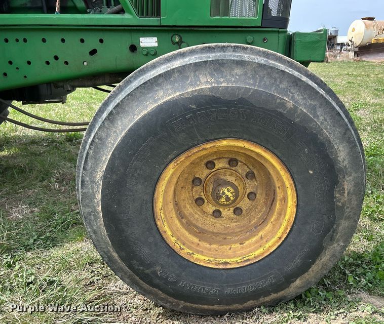 image for item ND9403 1997 John Deere 7210 tractor