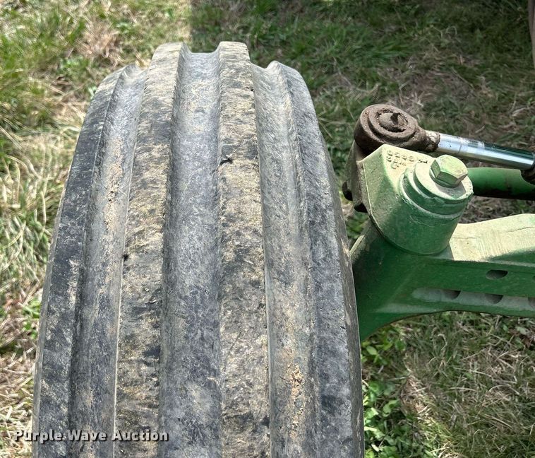 image for item ND9403 1997 John Deere 7210 tractor