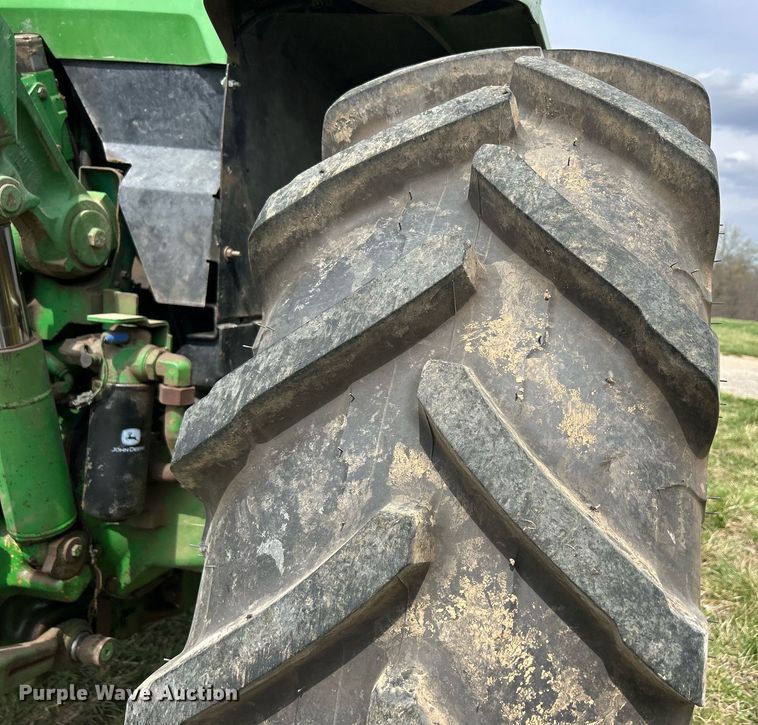 image for item ND9403 1997 John Deere 7210 tractor