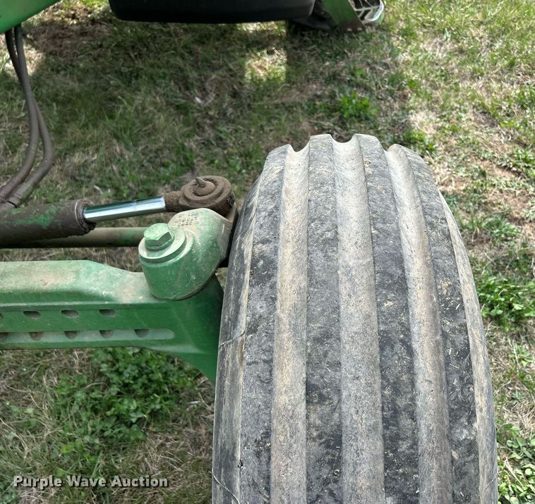 image for item ND9403 1997 John Deere 7210 tractor