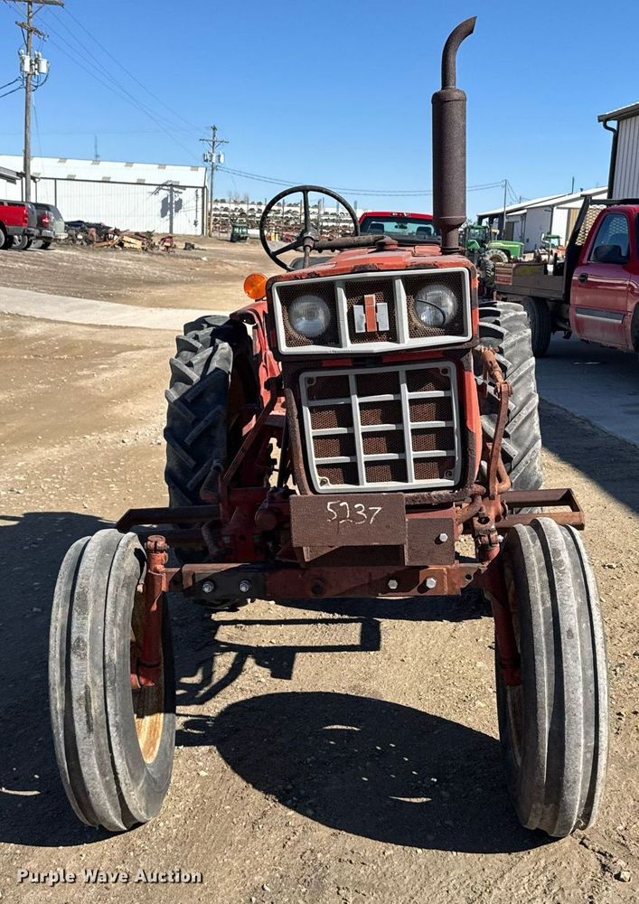 image for item NN9748 International 274 tractor