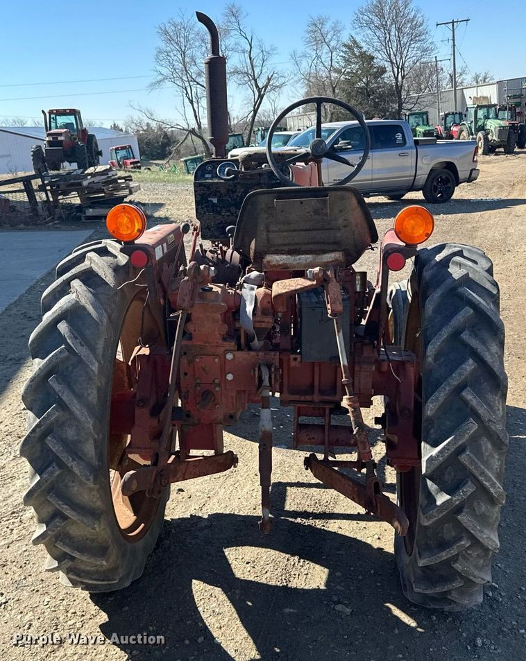 image for item NN9748 International 274 tractor