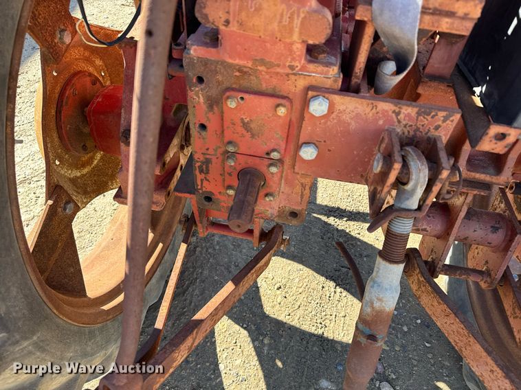 image for item NN9748 International 274 tractor