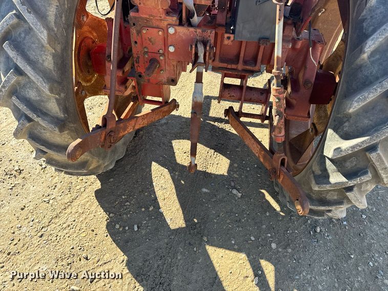 image for item NN9748 International 274 tractor