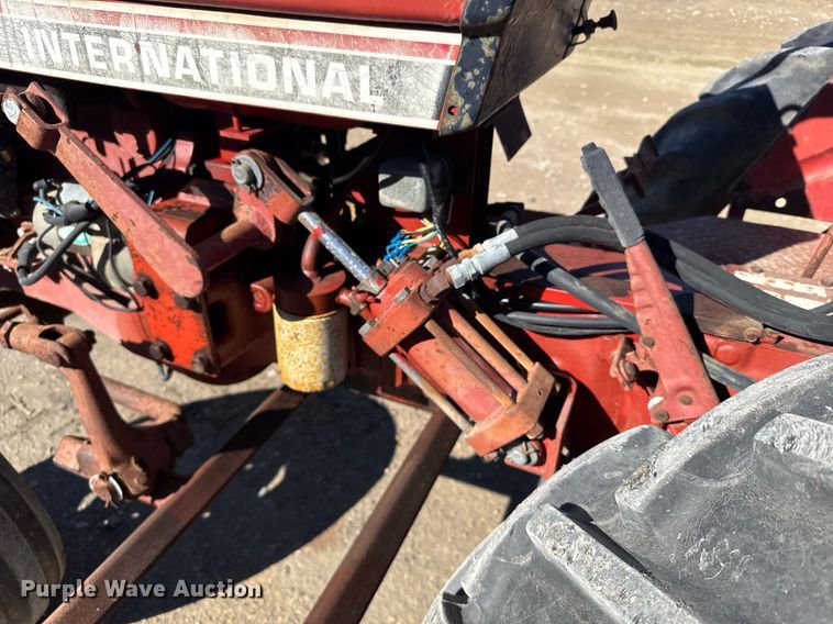 image for item NN9748 International 274 tractor