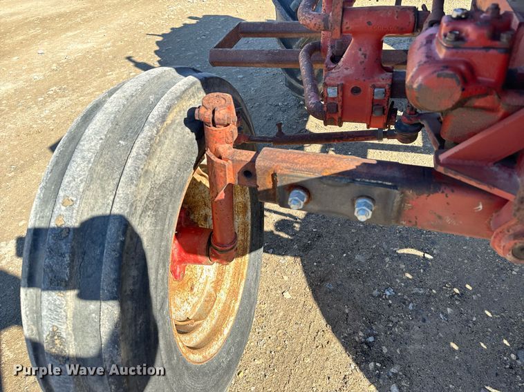 image for item NN9748 International 274 tractor