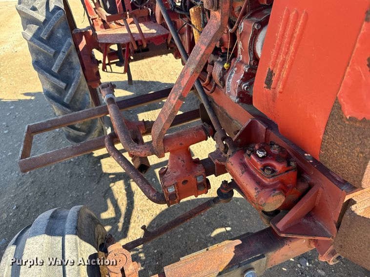 image for item NN9748 International 274 tractor