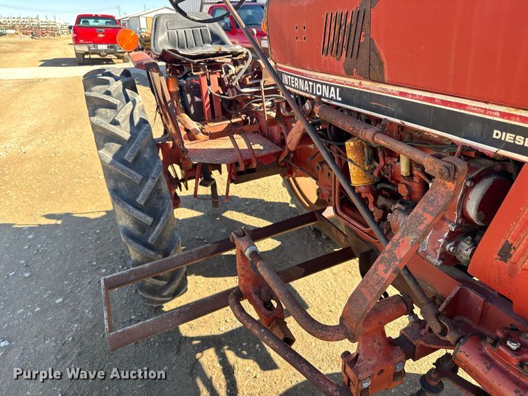 image for item NN9748 International 274 tractor