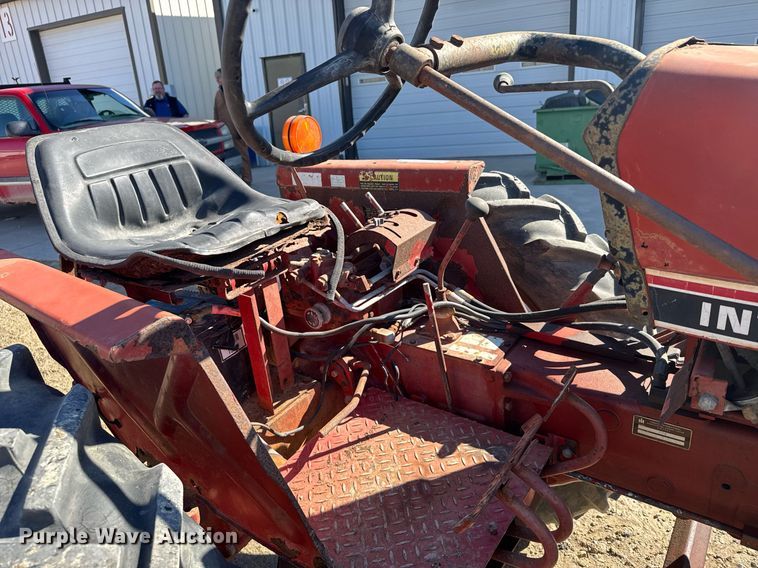 image for item NN9748 International 274 tractor