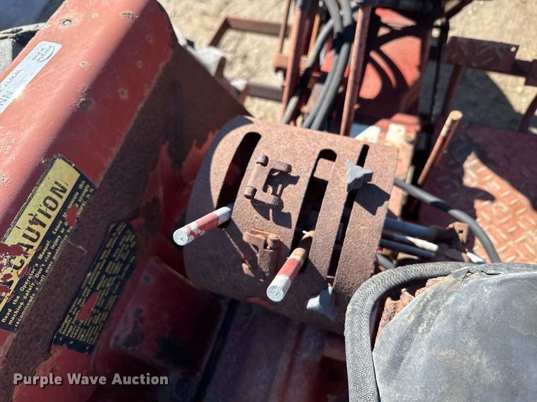 image for item NN9748 International 274 tractor