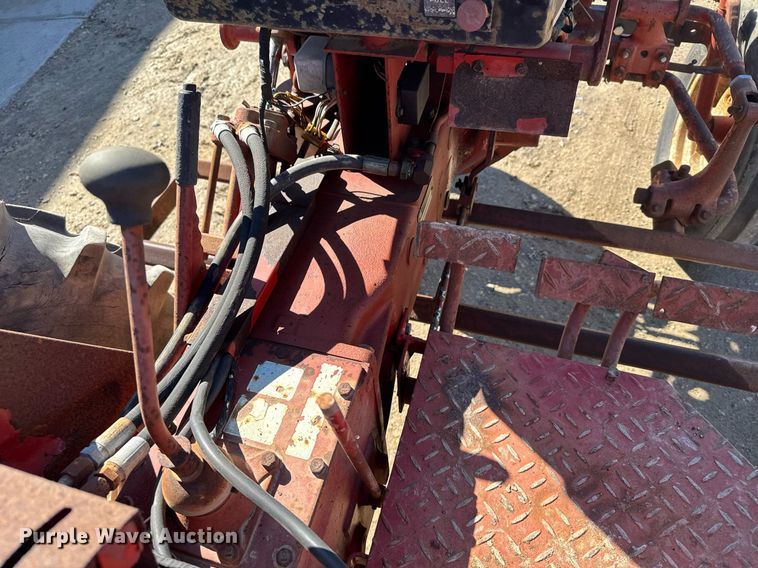 image for item NN9748 International 274 tractor