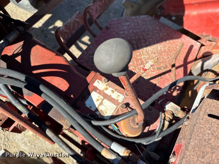 image for item NN9748 International 274 tractor