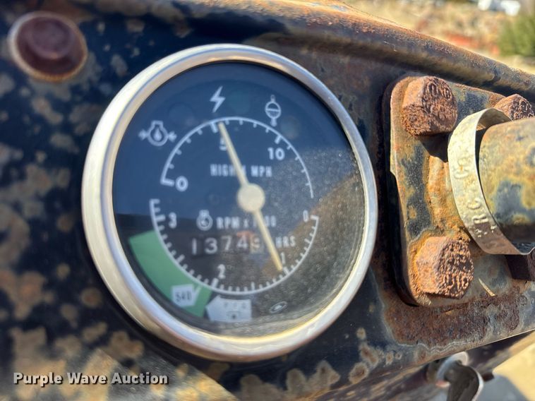 image for item NN9748 International 274 tractor