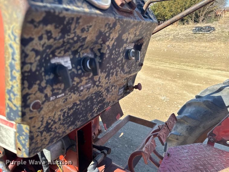 image for item NN9748 International 274 tractor