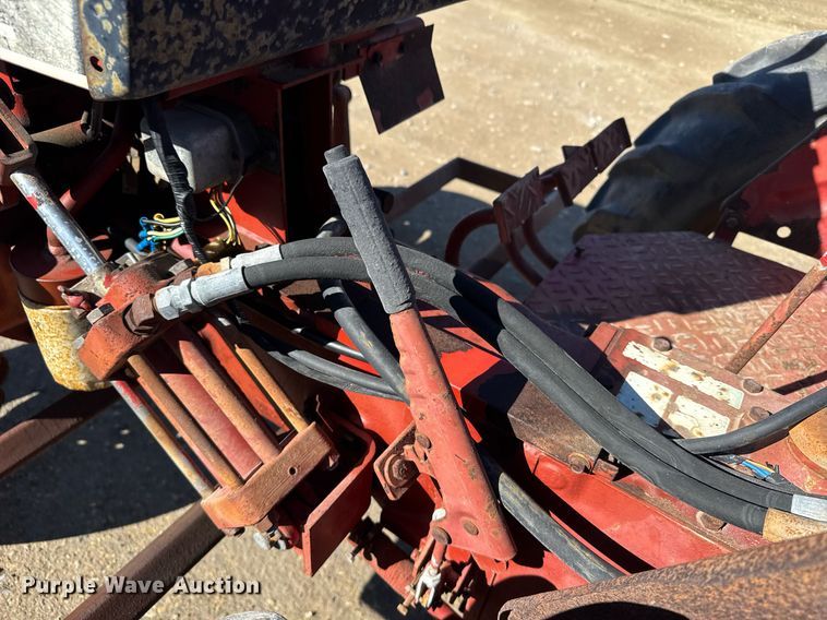 image for item NN9748 International 274 tractor