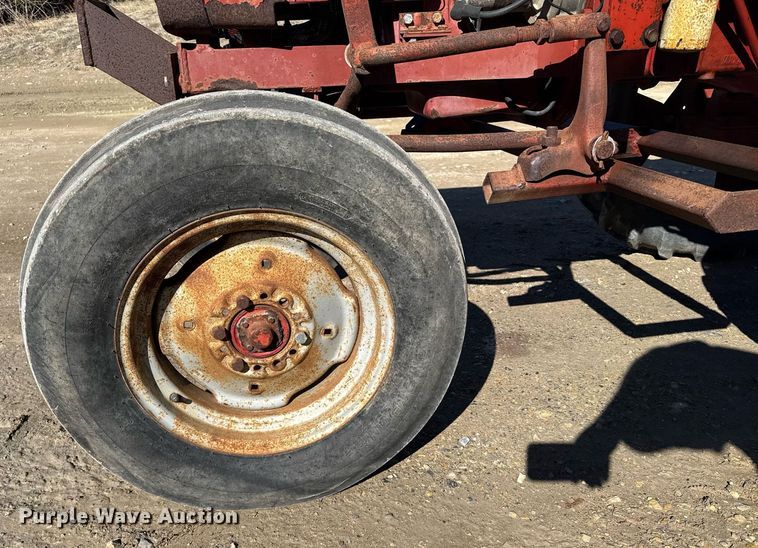 image for item NN9748 International 274 tractor