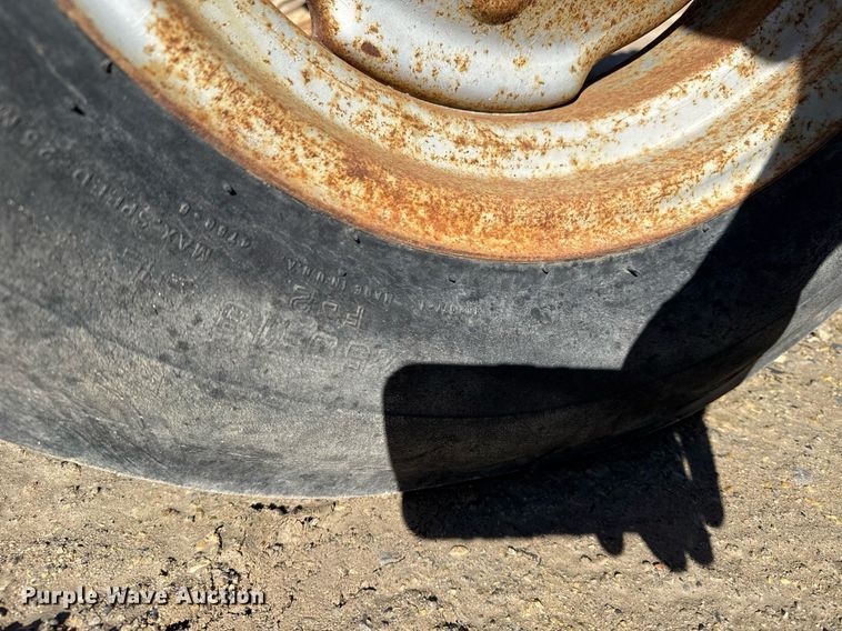 image for item NN9748 International 274 tractor