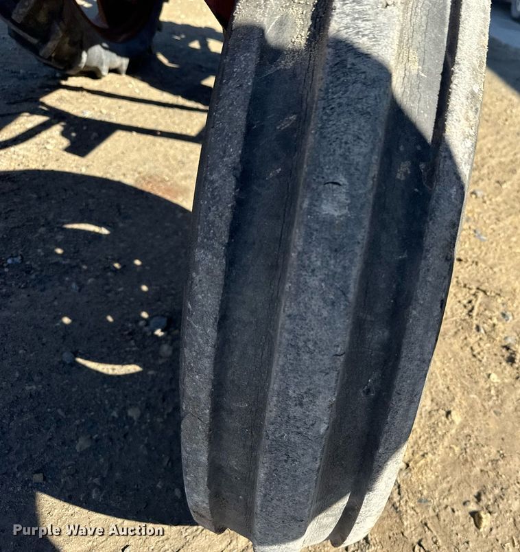 image for item NN9748 International 274 tractor